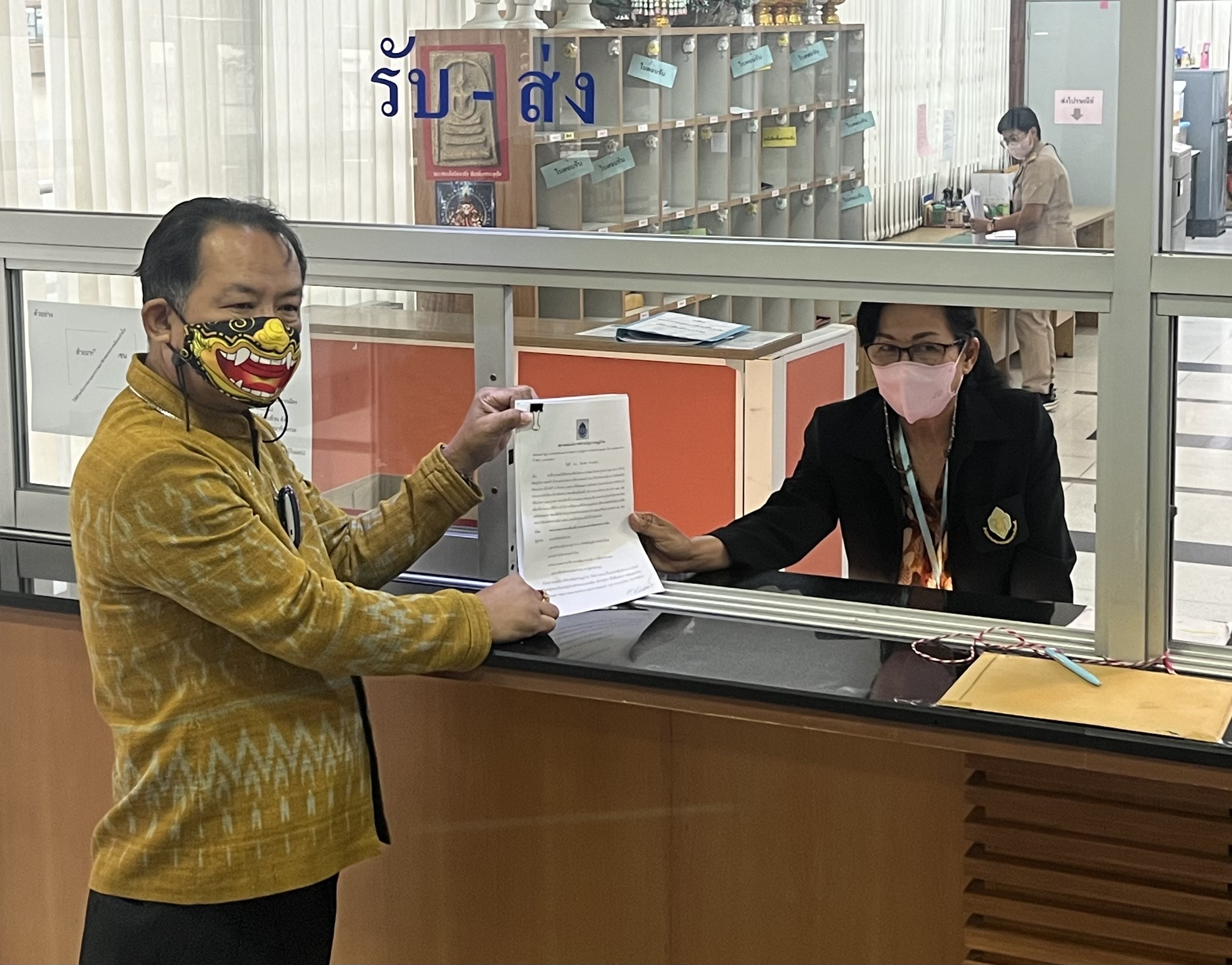 'ศรีสุวรรณ' บุก กกต.ชี้ช่องสอบ กก.บห.พรรคสีส้ม ดึงสถาบันมาหาเสียง โทษถึงขั้นยุบพรรค