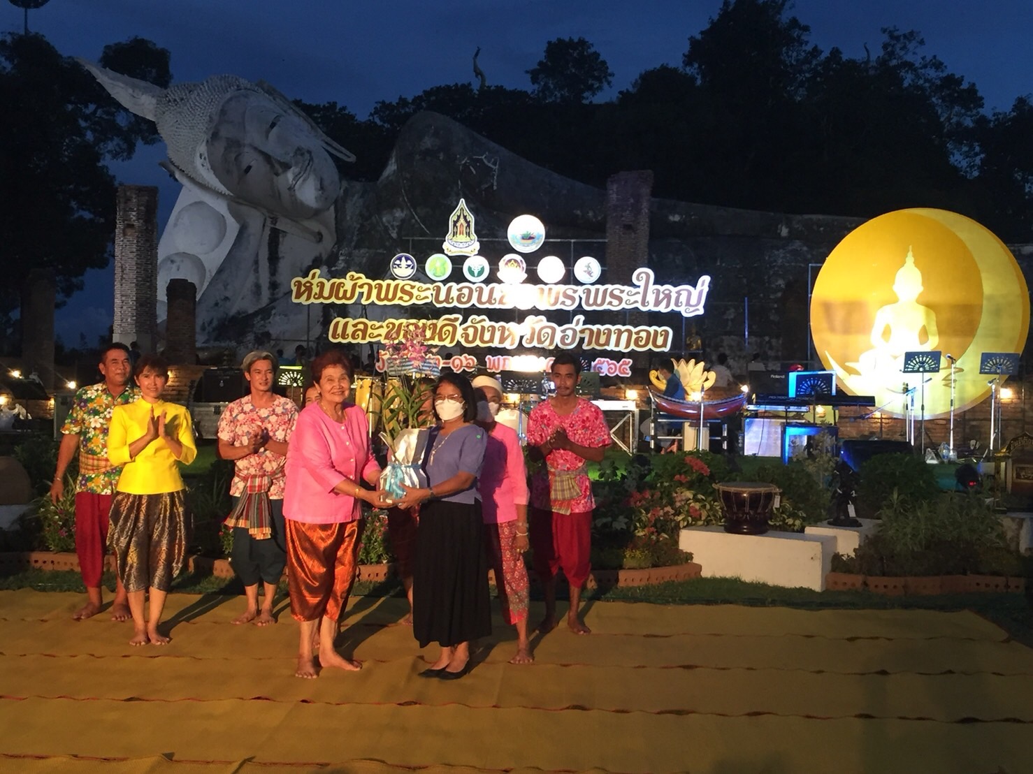 วัฒนธรรมอ่างทองจัดเต็ม งานห่มผ้าพระนอน ขอพรพระใหญ่ และของดีจังหวัดอ่างทอง