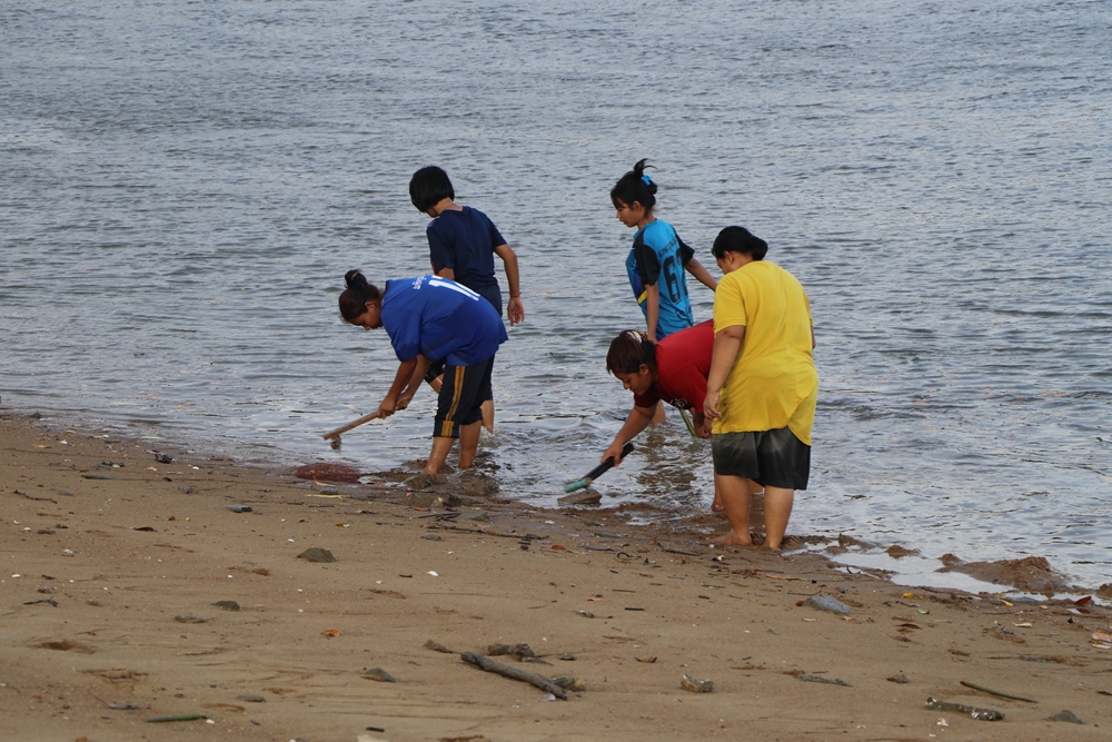 ชาวบ้านลงหาหอยหวานริมชายหาดลดค่าใช้จ่ายครัวเรือนฝ่าวิกฤติสถานการณ์เชื้อโรคโควิค-19