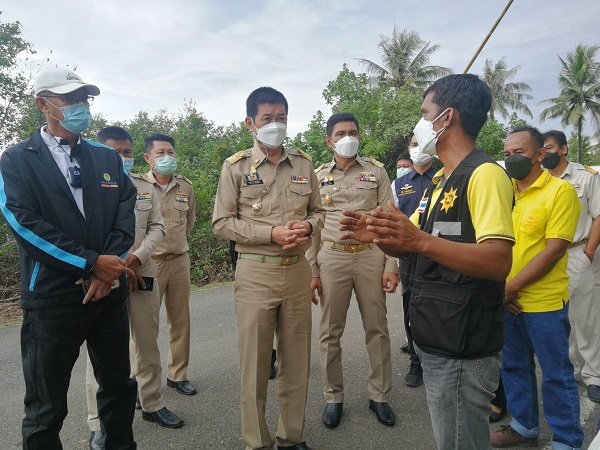ผู้ว่าฯตรัง  ลงพื้นที่ติดตามสถานการณ์การแพร่ระบาดของโรคติดเชื้อไวรัสโคโรนา 2019    คลัสเตอร์บ้านเกาะเคี่ยม
