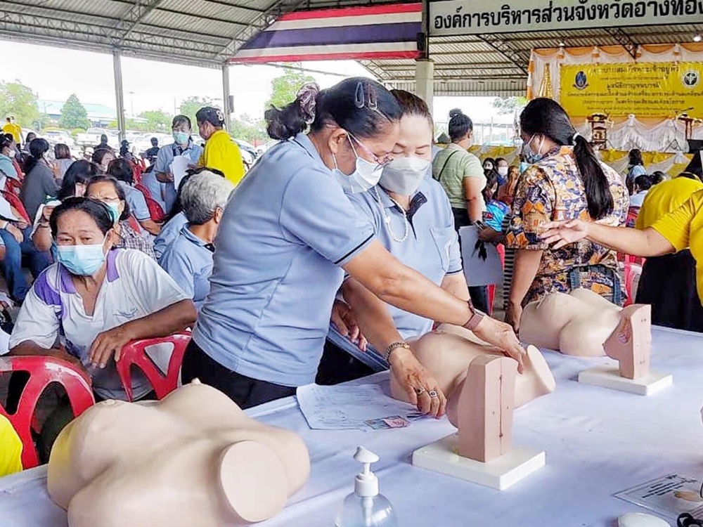 มูลนิธิกาญจนบารมี-สสจ.อ่างทอง นำทีมแพทย์และเครื่องเอกซเรย์ ออกบริการตรวจคัดกรองมะเร็งเต้านม