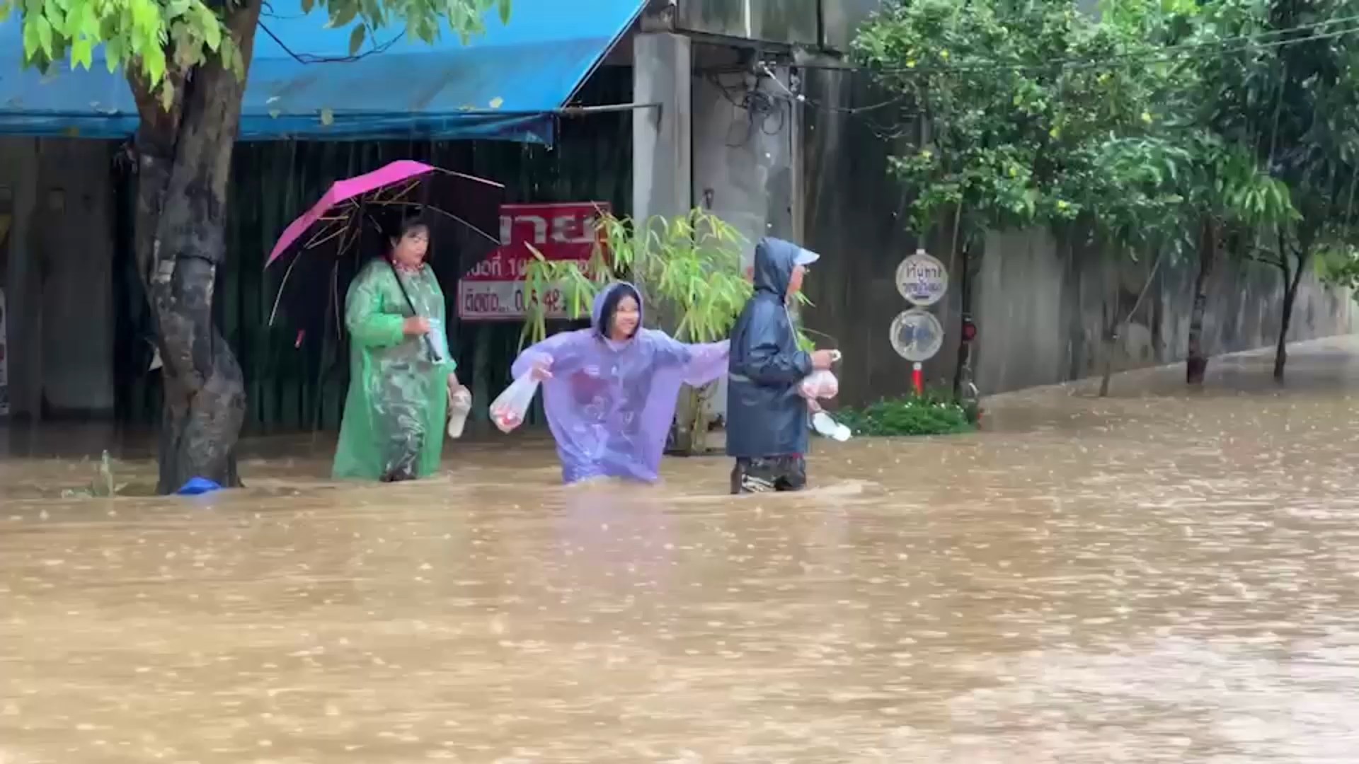 "สงขลา" น้ำท่วมทุ่งลุง ปิดถนนกว่า 500 เมตร หนักสุดในรอบ 7 ปี รถติดยาวกว่าหนึ่งกิโล