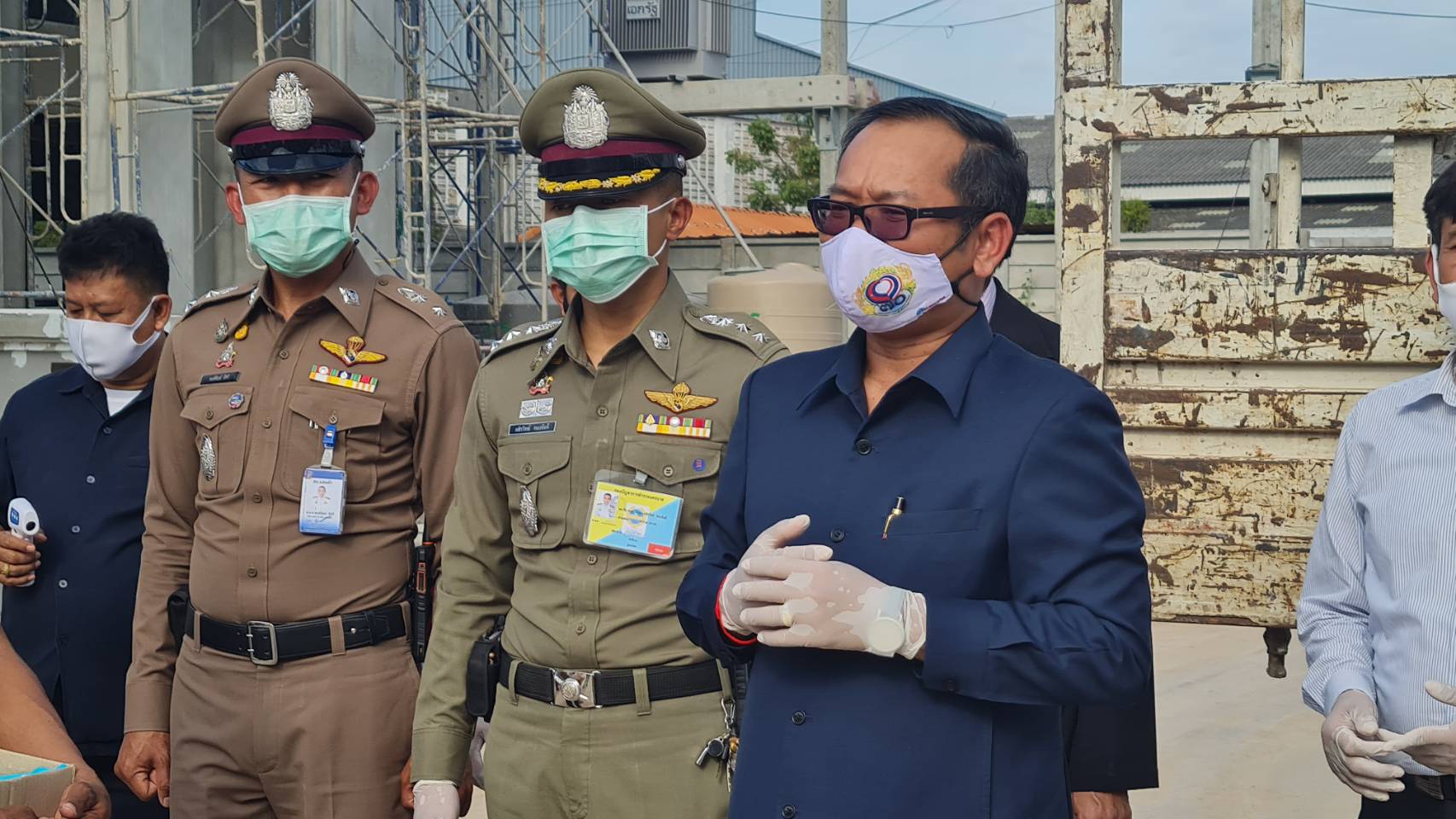 ทูตกัมพูชาลงพื้นที่ตรวจคัดกรอง-เยี่ยมเยียนแรงงานย่านแสมดำ