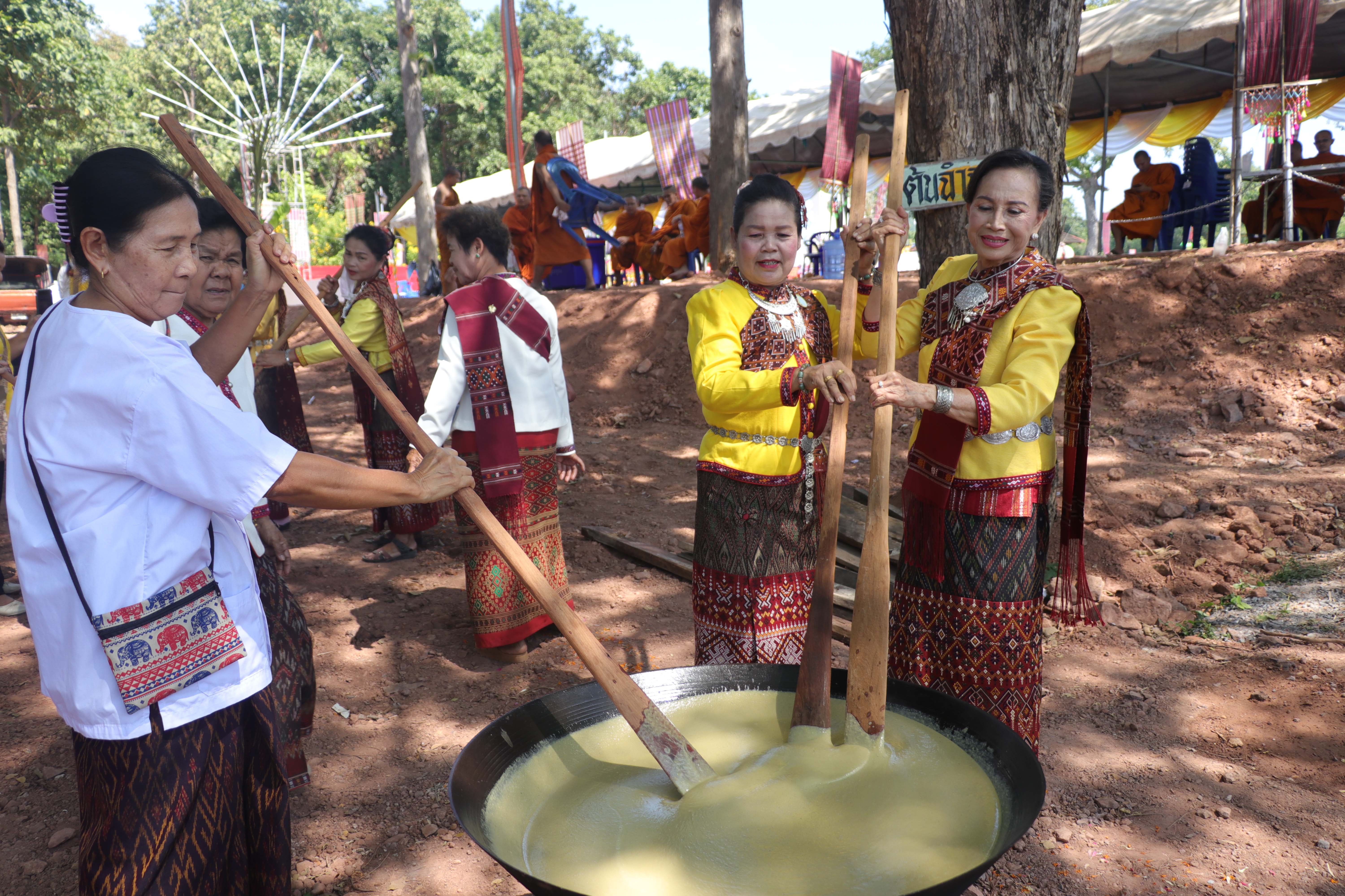 บุญใหญ่ถวายผ้าอังสะกวนข้าวทิพย์ประเพณีตักบาตรเทโวโรหณะภูสิงห์