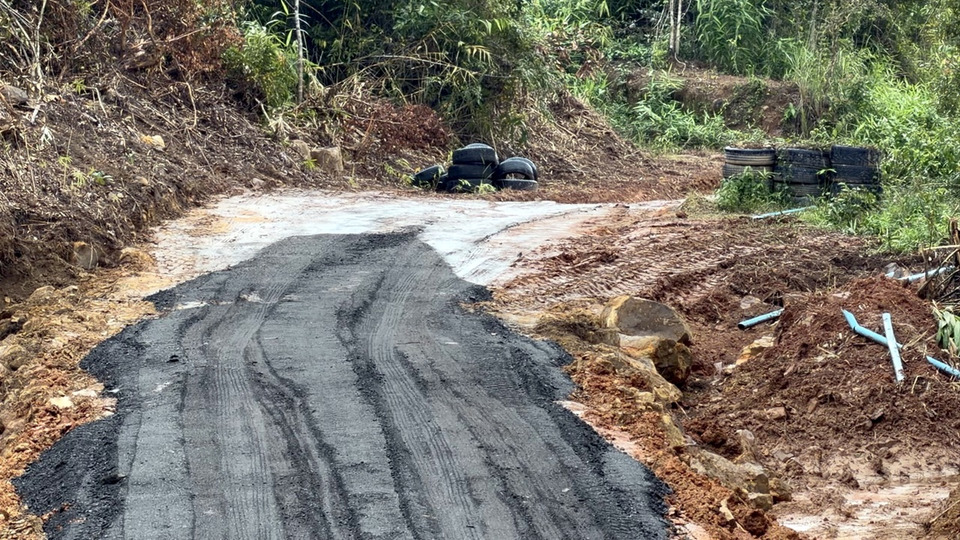 ชาวบ้านชำราก กังวลสถานการณ์ชายแดนไทย–กัมพูชา กระทบอาชีพทำกิน เอกชน-จิตอาสาซ่อมถนนหนุนภารกิจทหาร
