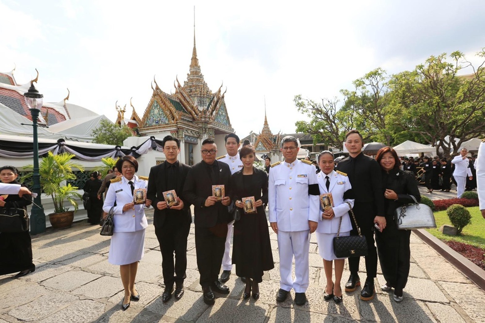 "หมีเซียะ" นักแสดงชาวฮ่องกงเข้ากราบบังคมพระบรมศพในหลวงรัชกาลที่ 9