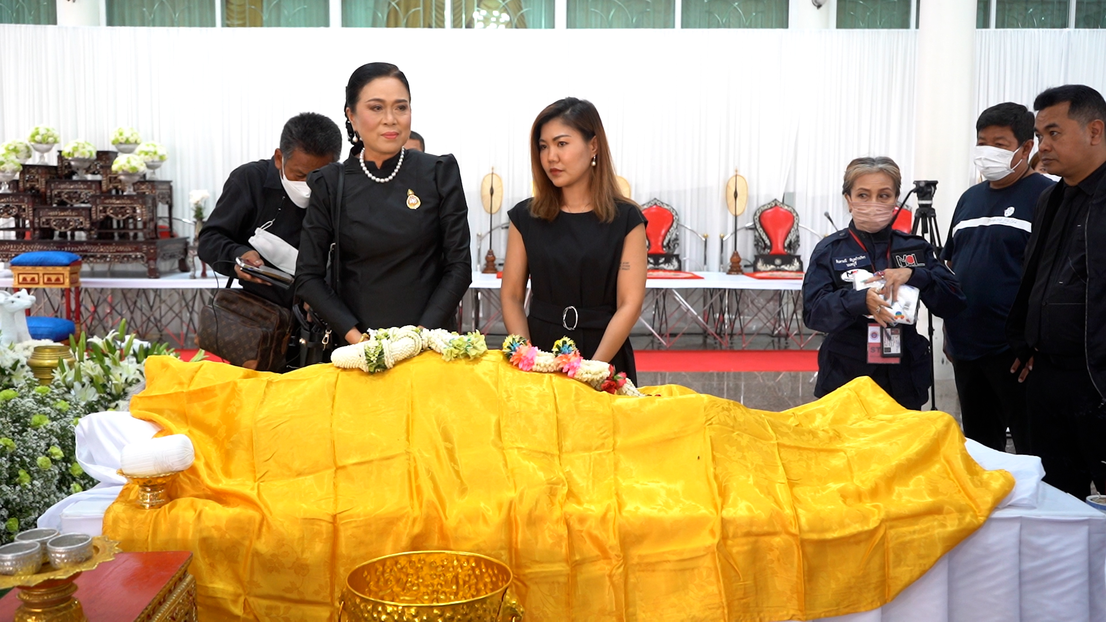 ศิลปินคนดังร่วมพิธีพระราชทานน้ำหลวงอาบศพ"ครูชลธี"แน่นวัดไร่ขิง
