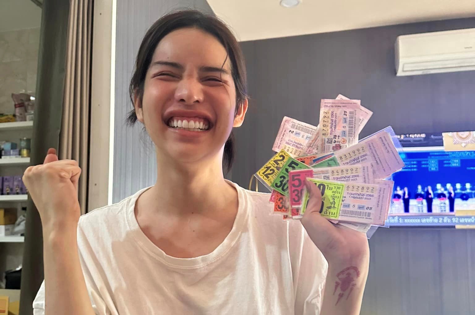 ขอบคุณไอ้ไข่!! "นารา เครปกะเทย" ถูกเลขท้าย 2 ตัว 255 ใบ