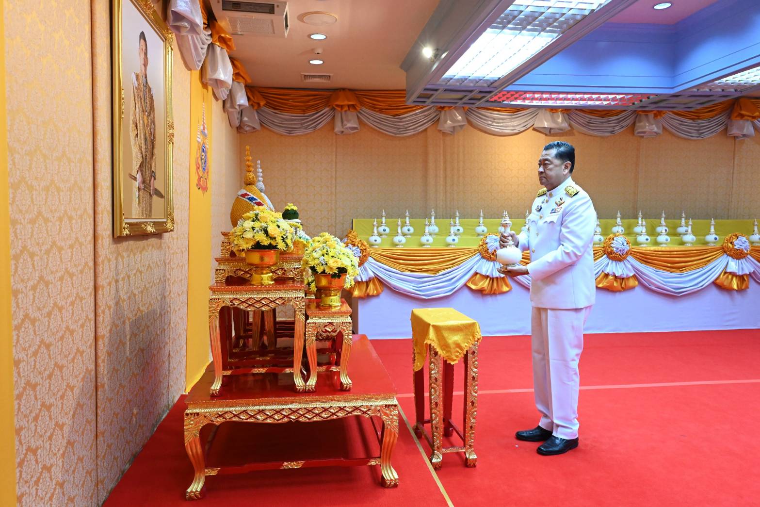 ผู้ว่าฯร้อยเอ็ด เชิญคนโทน้ำพระพุทธมนต์ศักดิ์สิทธิ์จากวัดบึงพระลานชัย ไปกระทรวงมหาดไทย 