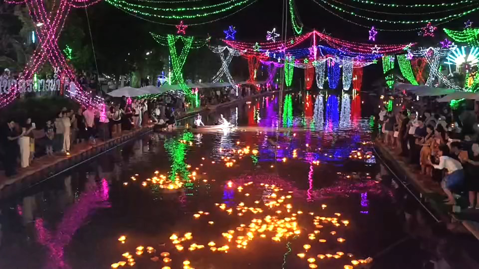 ลอยกระทงลาวาสายธาราดงกลาง พิจิตรส่องแสงระยิบระยับ แม่ค้า-นักท่องเที่ยวคึกคักด้วยโครงการคนละครึ่ง