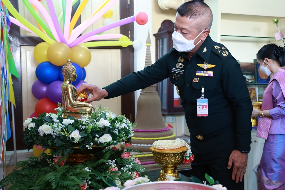ปลัดกลาโหม สรงน้ำพระพุทธนวราชตรีโลกนาถศาสดากลาโหมพิทักษ์ เสริมสิริมงคลวันปีใหม่ไทย