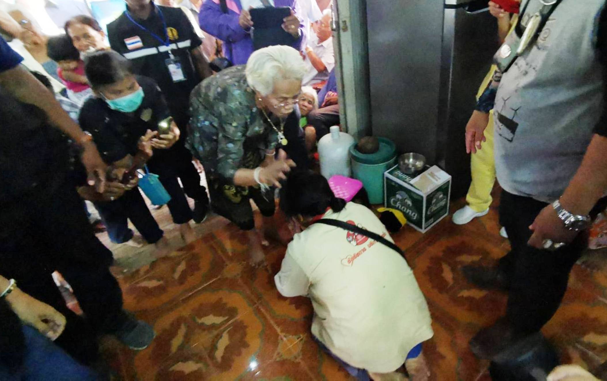ยายวัย73ใจเด็ดฮึดสู้โจรสาวบุกชิงเงิน เผยเพิ่งพ้นโทษ สำนึกผิดก้มกราบ