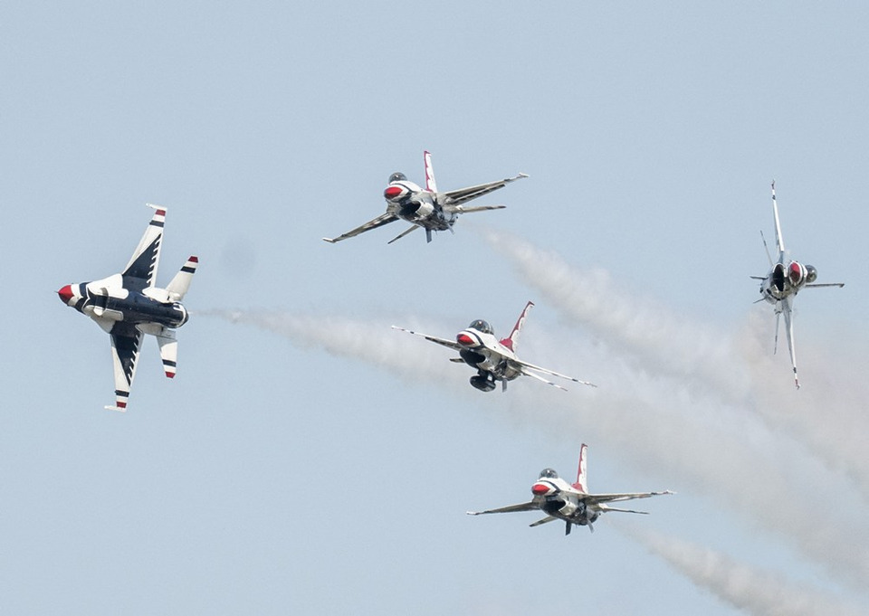 ระทึก! เครื่องบิน F-16 ทีมสาธิต “ธันเดอร์เบิร์ดส์” ตกกลางทะเลทรายแคลิฟอร์เนีย “นักบิน” ดีดตัวรอดตาย-ปลอดภัย