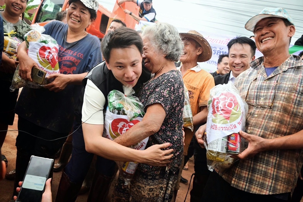 "รมว.อรรถกร" ลุยน้ำท่วมน่าน สั่งเร่งสำรวจ-ฟื้นฟูพื้นที่เกษตรเสียหาย