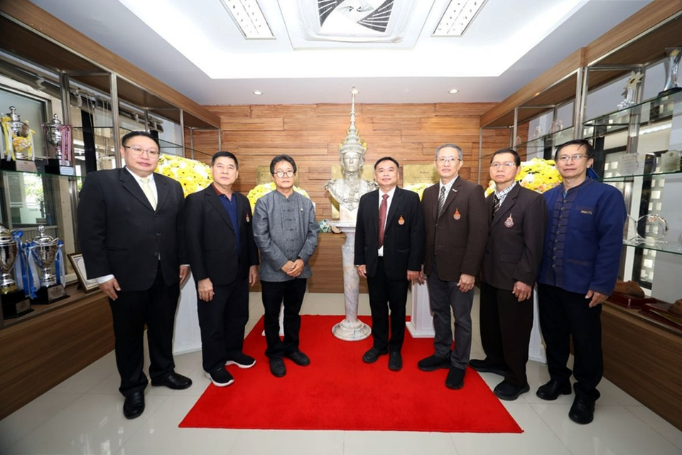 ศิลปะจากแรงศรัทธา!! มทร.ล้านนา รับมอบพระบรมรูปหล่อสำริด ร.9 ผลงานอาจารย์ธงชัย ศรีสุขประเสริฐ