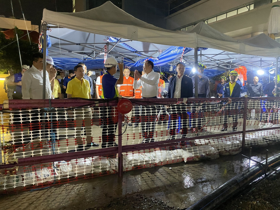 “อนุทิน” ลุยตรวจถนนสามเสนทรุดรอบดึก เตือนซ่อมแซมต้องคำนึงถึงความปลอดภัยประชาชนสูงสุด