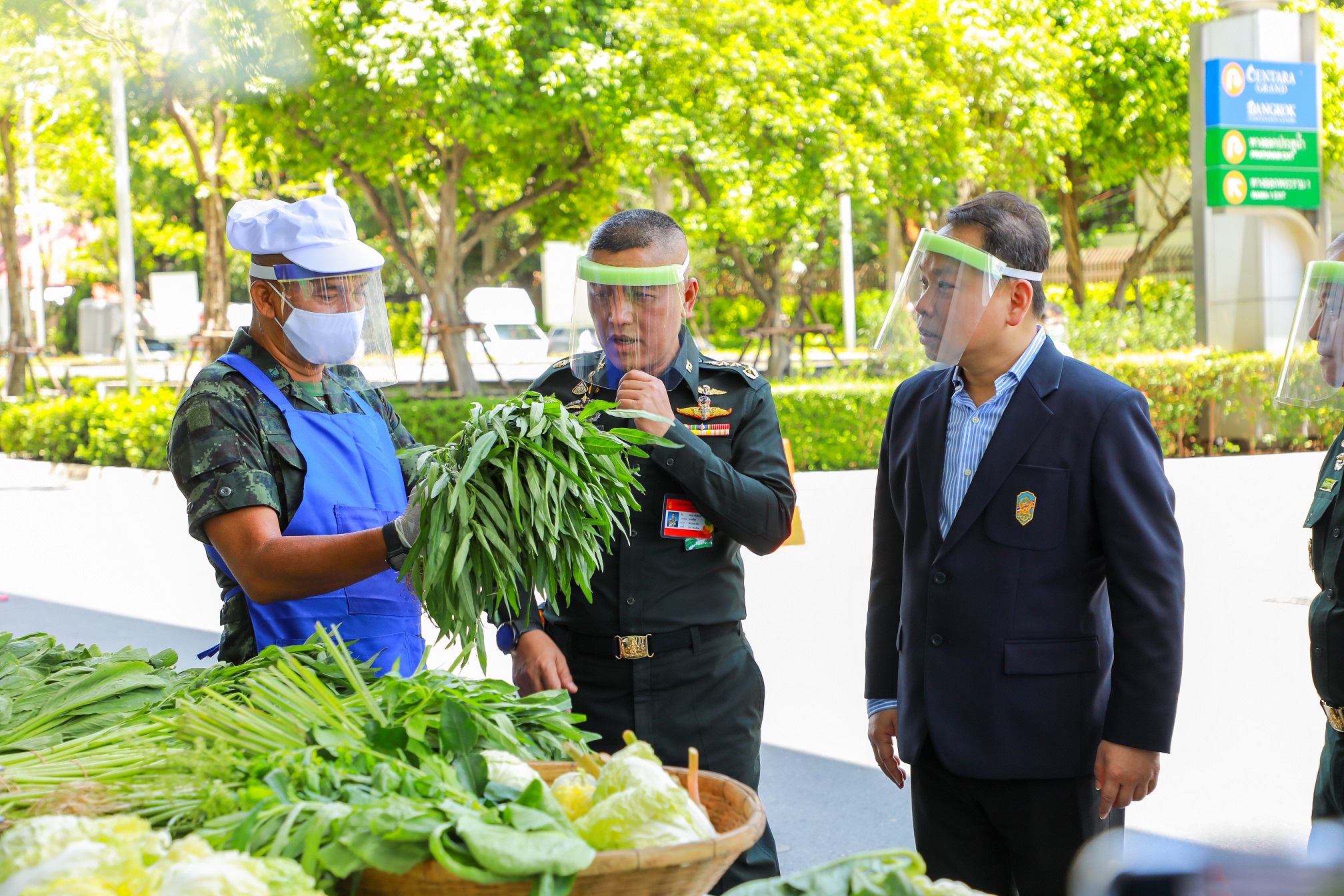 "เซ็นทรัลพัฒนา" ร่วม "กองทัพบก" เปิด "โครงการทหารพันธุ์ดี" นำผลผลิตคุณภาพดี สะอาด จากค่ายทหารมาจำหน่ายในราคาย่อมเยา 