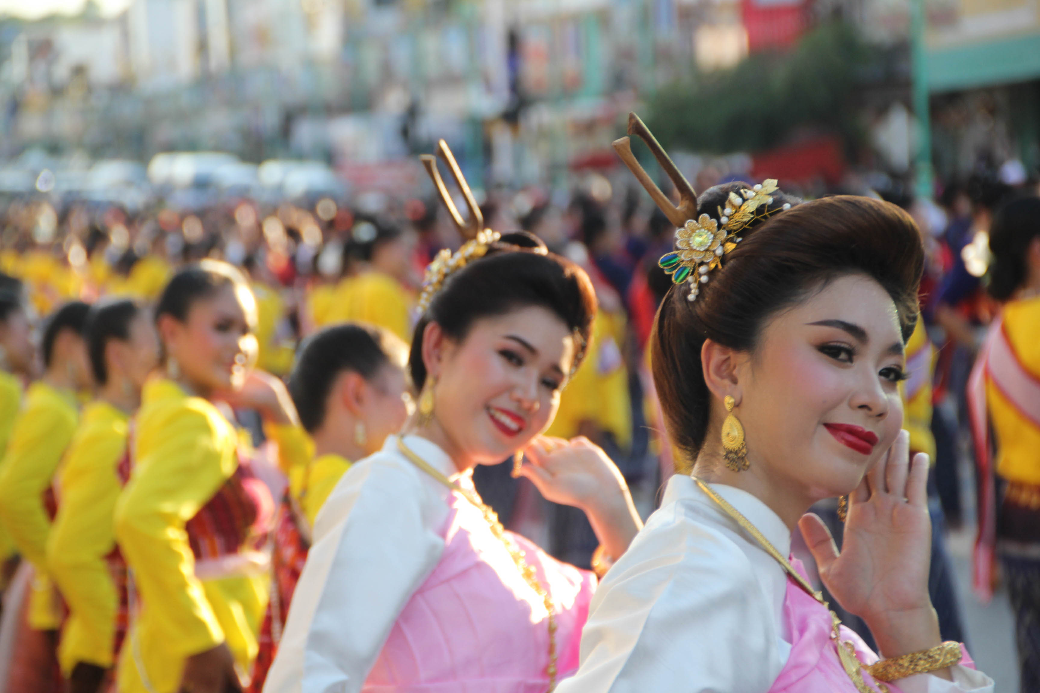    ถือฤกษ์วันที่7เดือน7!  นางรำกว่า500ชีวิตบวงสรวงพญานาคริมน้ำโขง