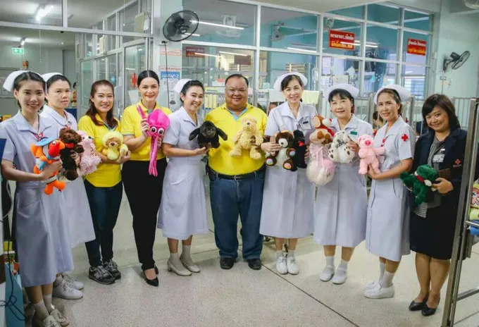 สมาคมสื่อมวลชนอำเภอศรีราชาร่วมแจกตุ๊กตาให้ผู้ป่วยเด็กที่รักษาตัวในโรงพยาบาล