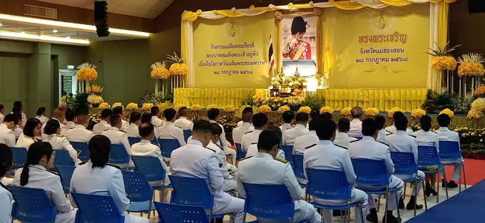 พสกนิกรชาวแม่ฮ่องสอนหลายร้อยคนร่วมใจกันทำบุญตักบาตรถวายพระราชกุศลในหลวง  