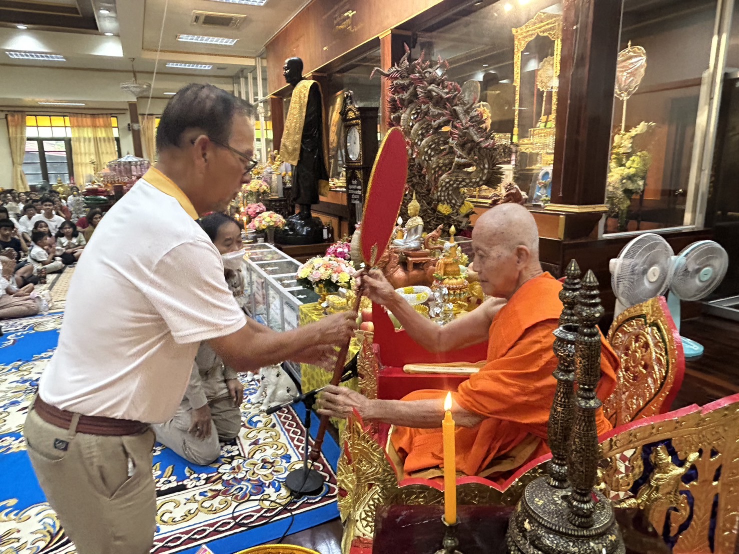 บุญกฐิน!คึกคักคนนับพันแห่ทำบุญทอดกฐิน แน่น ‘วัดไผ่เหลือ’ (หลวงพ่อสิงห์) รถติดยาวนับกม.