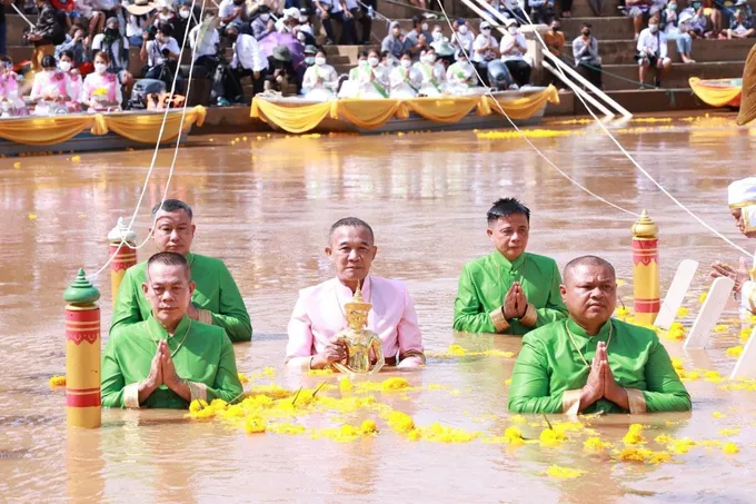 สืบทอดตำนานความเชื่อ "งานประเพณีอุ้มพระดำน้ำ ประจำปี 2564" หนึ่งเดียวในโลก