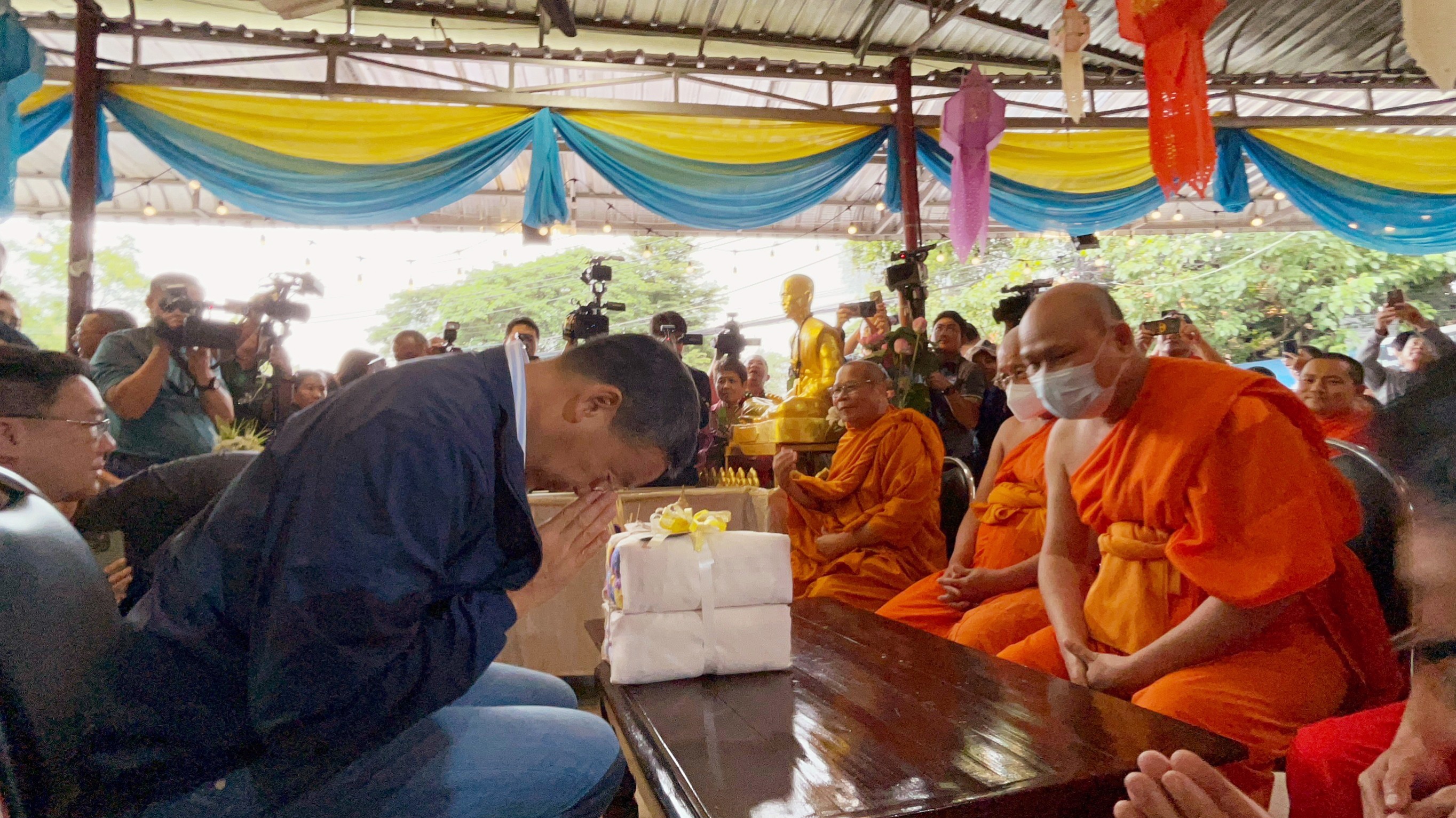 "นายกฯ" ลุยต่อเชียงใหม่ "สักการะครูบาศรีวิชัย" เพื่อสิริมงคล ขณะที่มวลชนแห่ต้อนรับคึกคัก  