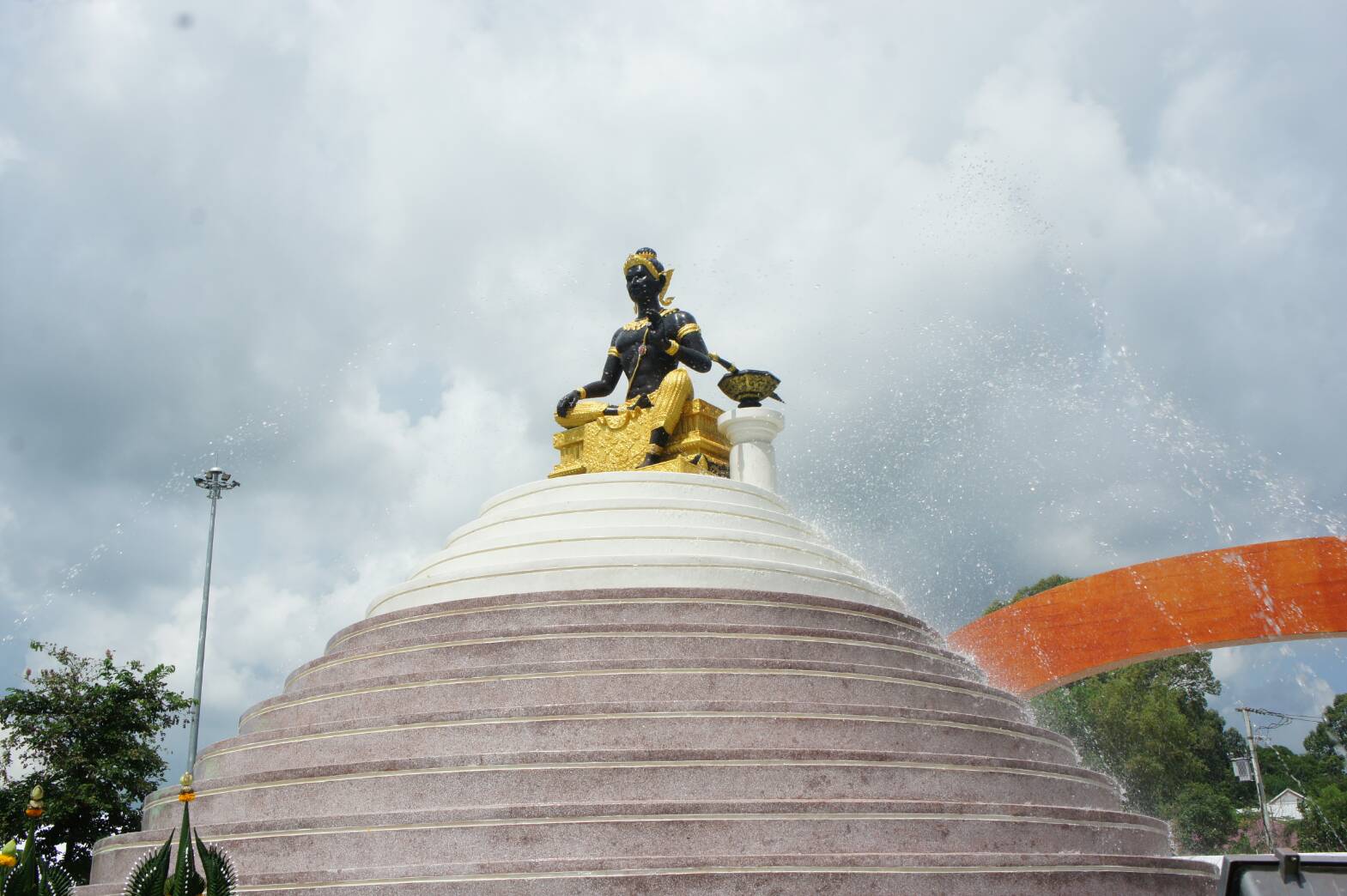 ยโสธรทำพิธีบวงสรวง"องค์พญาแถน"เทพเจ้าแห่งฝน หลังจุดบั้งไฟถวายเกิดฝนตกอย่างหนัก