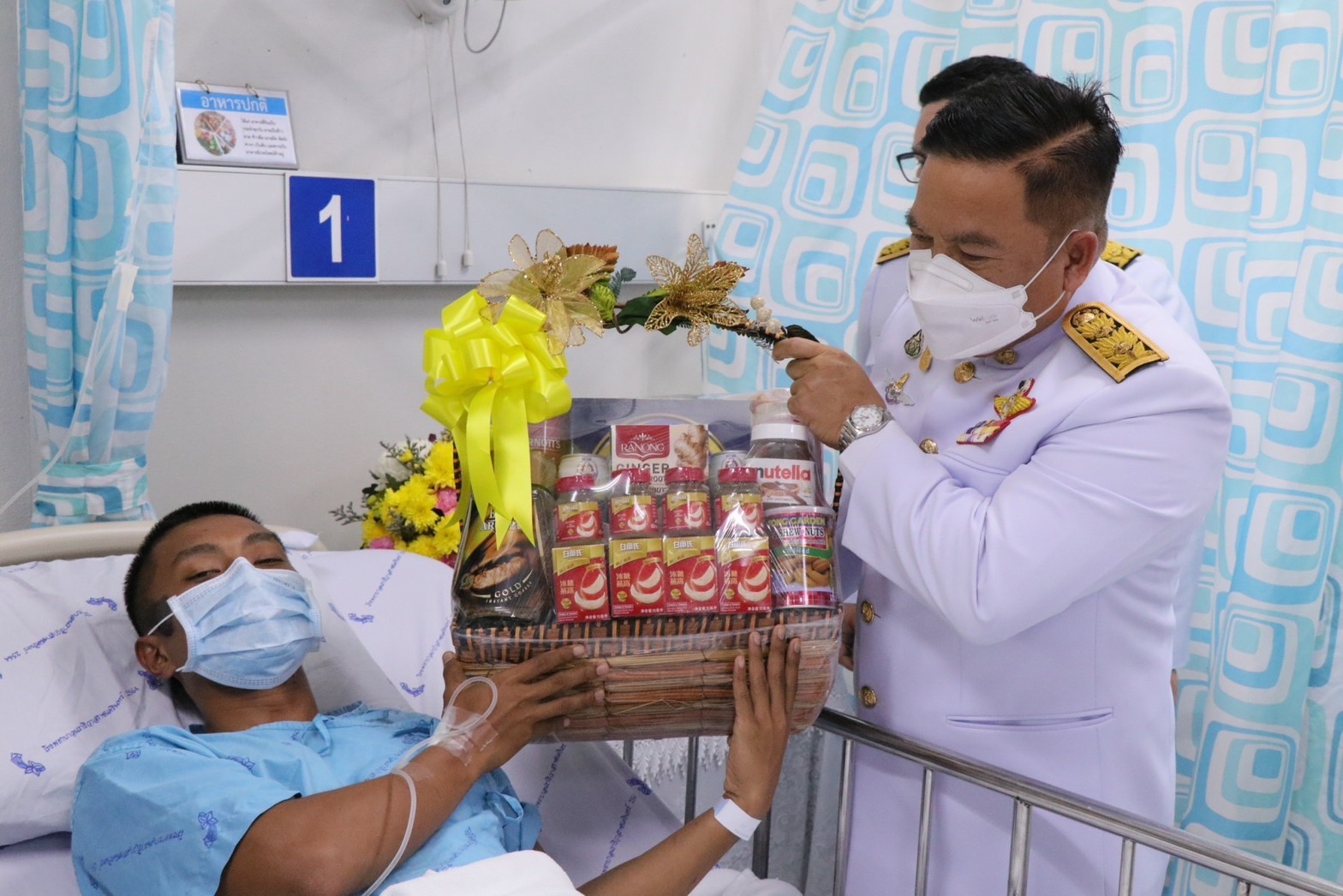'ในหลวง'พระราชทานแจกันดอกไม้และกระเช้าของเยี่ยมแก่ 'สิบโท สุรินทร์  รักดี'