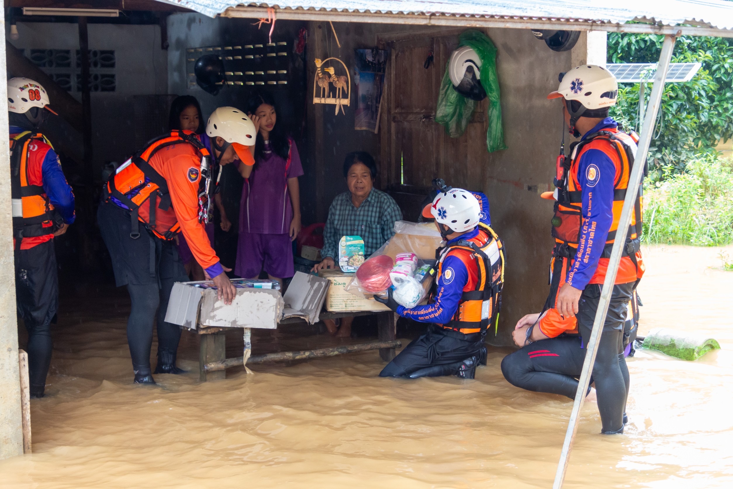 มูลนิธิเพื่อนพึ่ง (ภาฯ) ยามยาก  สภากาชาดไทย  แจกจ่ายข้าวกล่องอุ่นร้อน-สุขากระดาษ ให้แก่ ปชช.