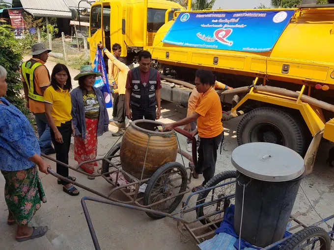 แขวงทางหลวงชนบทบุรีรัมย์ ระดมแจกจ่ายน้ำช่วยเหลือปชช. หลังจังหวัดประกาศภัยแล้ง 8 อำเภอ  