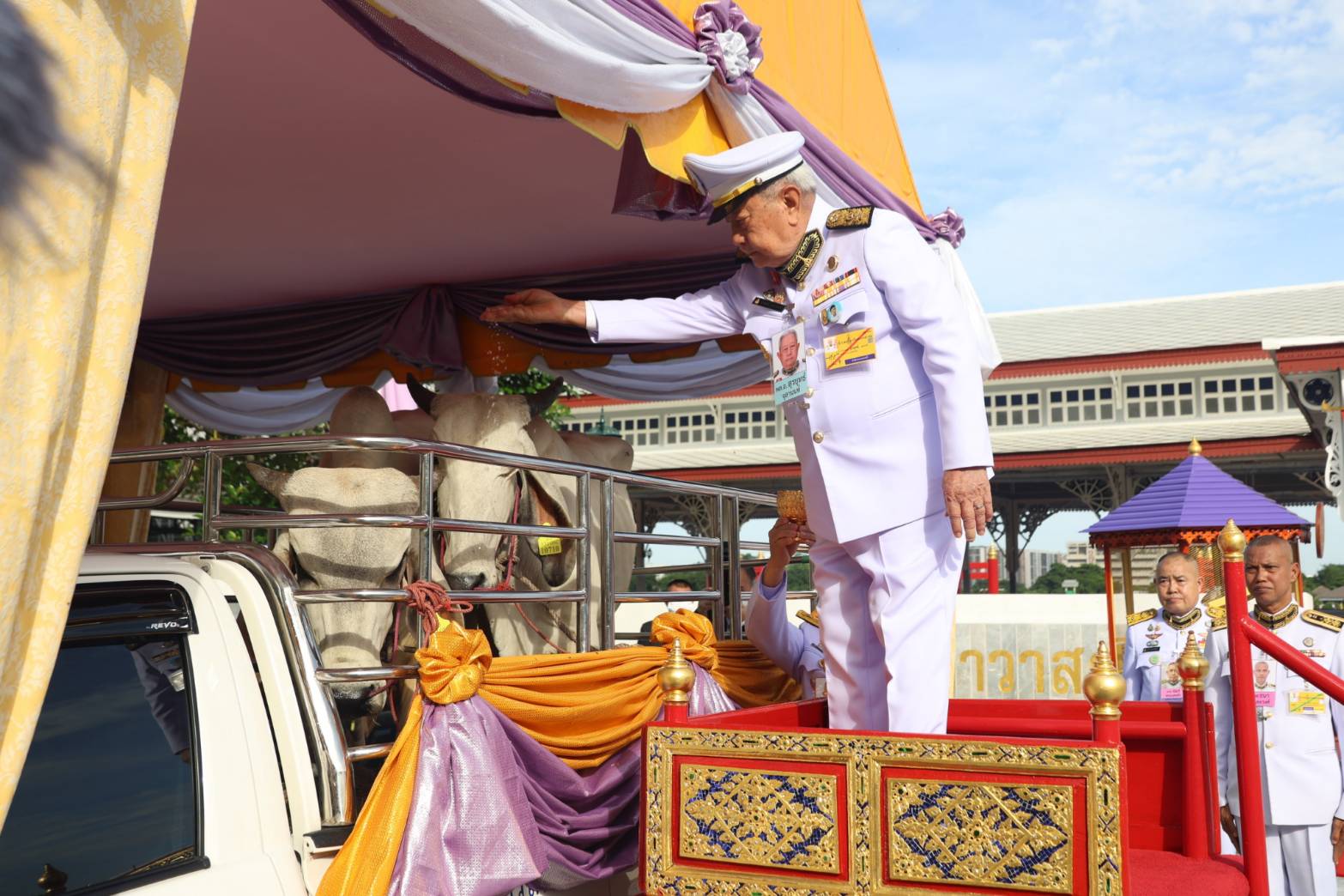 ในหลวง โปรดเกล้าฯ ให้ประธานองคมนตรี เป็นผู้แทนพระองค์ บำเพ็ญพระราชกุศลปล่อยโค นก และปลา เนื่องในโอกาสวันเฉลิมพระชนมพรรษา พระราชินี 