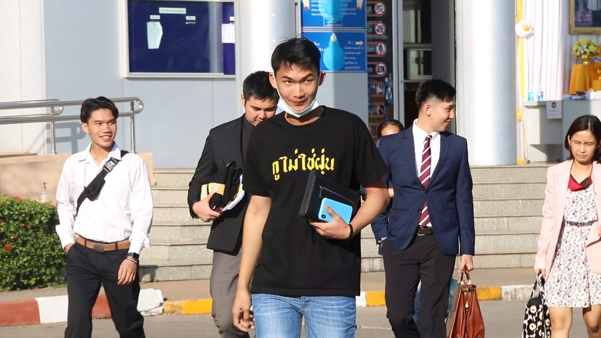 "ไผ่ ดาวดิน" นำแกนนำกลุ่มขอนแก่นพอกันที รายงานตัวต่อศาลแขวงขอนแก่น ขณะที่ "เพนกวิน" ส่งทนายมาพบอ้างติดสอบ นัดสืบพยาน มีค.64