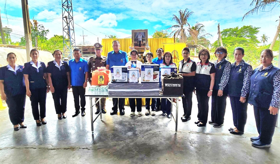 สิงห์บุรีมอบสิ่งของพระราชทานช่วยผู้ประสบอัคคีภัยบ้านเสียหายทั้งหลัง