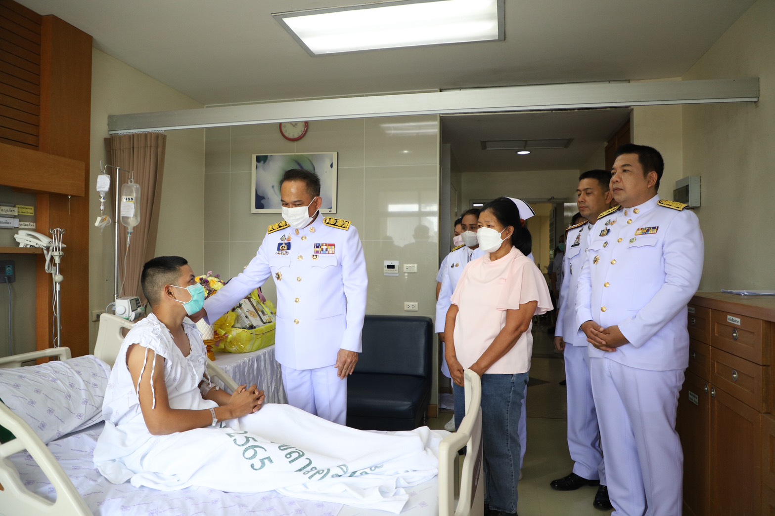 'ในหลวง'โปรดเกล้าฯผู้ว่าฯสงขลาเชิญดอกไม้​และตะกร้าสิ่งของพระราชทานมอบแก่จนท.ได้รับบาดเจ็บจากเหตุระเบิดในปัตตานี