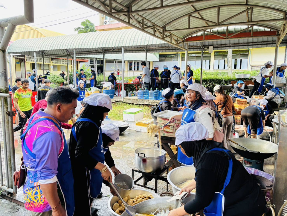 พังงาลุยจัด “ครัวพังงา” ปรุงอาหารช่วยผู้ประสบภัยหาดใหญ่ 6,000 คน ต่อเนื่อง 12 วัน 
