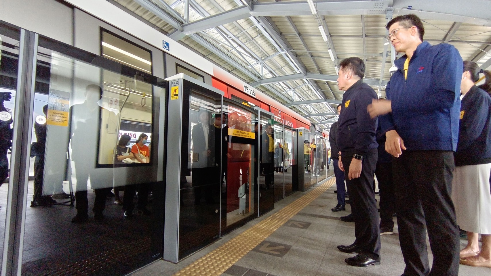 ขร.ฯ ยัน "รถไฟฟ้าสายสีเหลือง" พร้อมกลับมาบริการ "สุรพงษ์" ลงพื้นที่หลังเสร็จซ่อมบำรุงเส้นทางที่ได้รับผลกระทบ