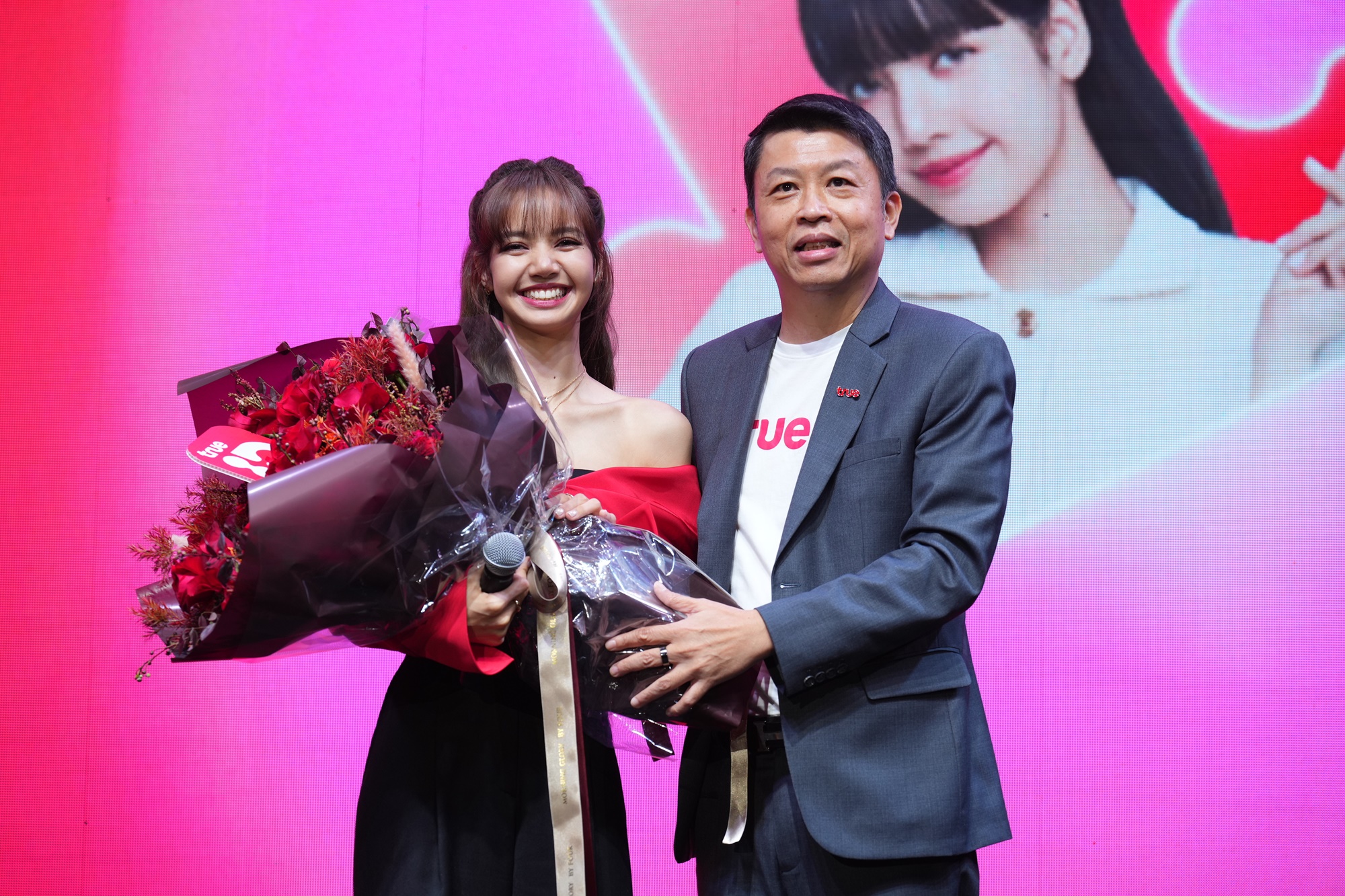 กระหึ่มโซเชียลทั่วโลก! "ลิซ่า แบล็กพิงค์" เข้าสู่ครอบครัว "ทรู" ขึ้นเทรนด์ทวิตเตอร์อันดับ 1 ไทย ทะยานสู่ Top 25 โลก