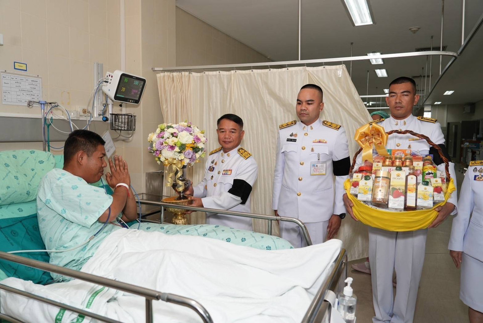 "ในหลวง" โปรดเกล้าฯ รองผู้ว่าฯสุรินทร์ เชิญดอกไม้และตะกร้าสิ่งของพระราชทาน แก่ผู้ได้รับบาดเจ็บจากเหตุการณ์ความไม่สงบชายแดนไทย-กัมพูชา