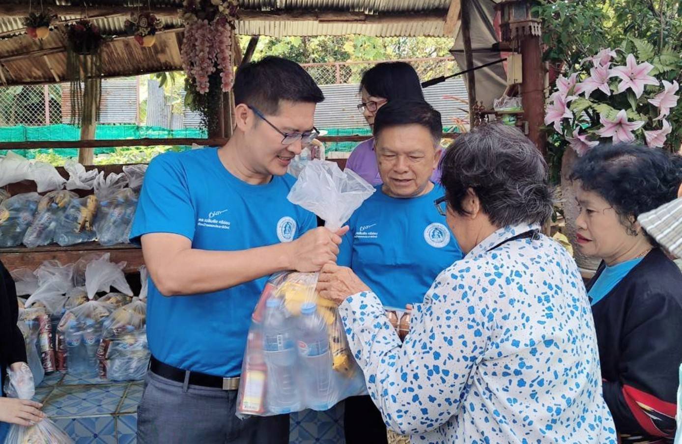 “พี่ต่อ” มอบ “พี่เต้” นำทีม ปชป.ภาคเหนือ มอบสิ่งของช่วยชาวบ้านหลังน้ำลด