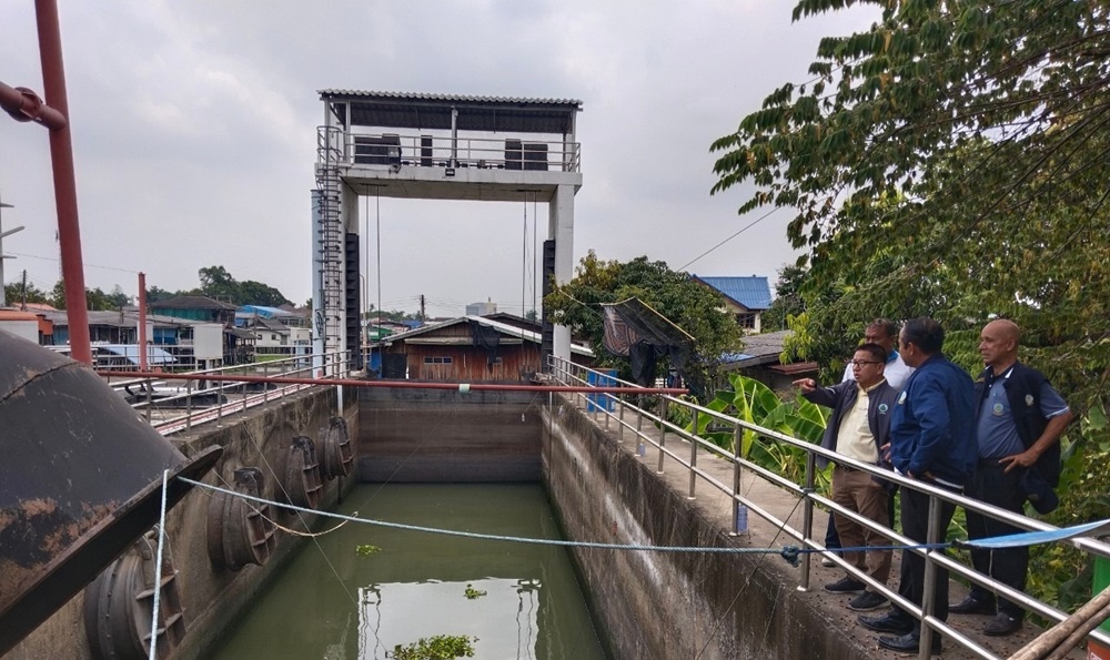 ชลประทานปทุมธานี ลงพื้นที่ตรวจสอบอาคารชลประทาน 3 ปตร. รับมือสถานการณ์น้ำหลาก
