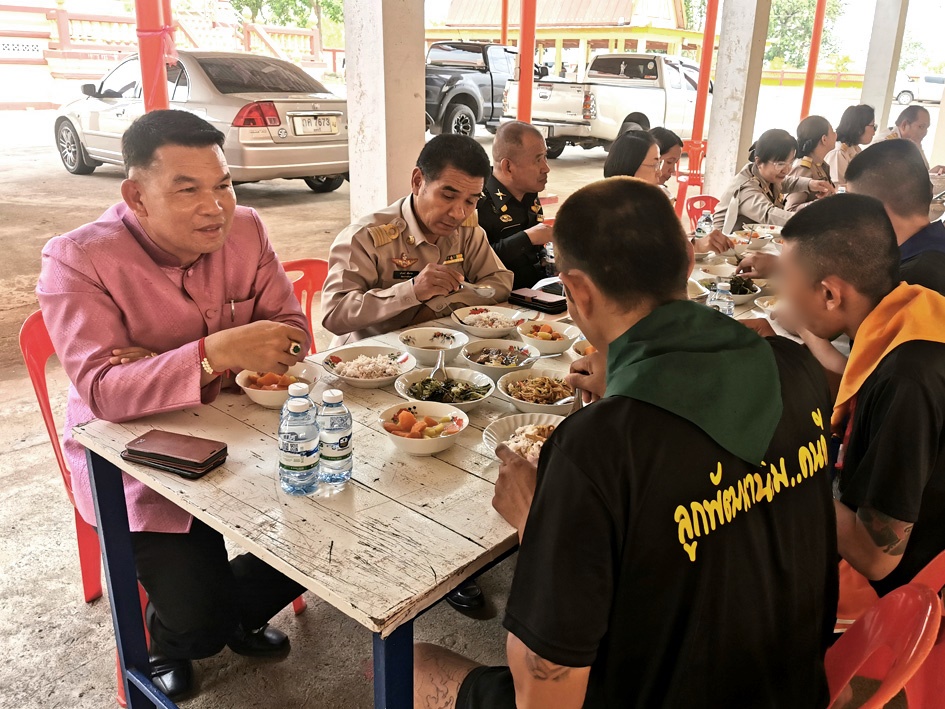นอภ.พัฒนานิคม รับประทานอาหารร่วมกับผู้ที่เข้าค่ายฟื้นฟูสภาพทางสังคมแบบเป็นกันเอง 