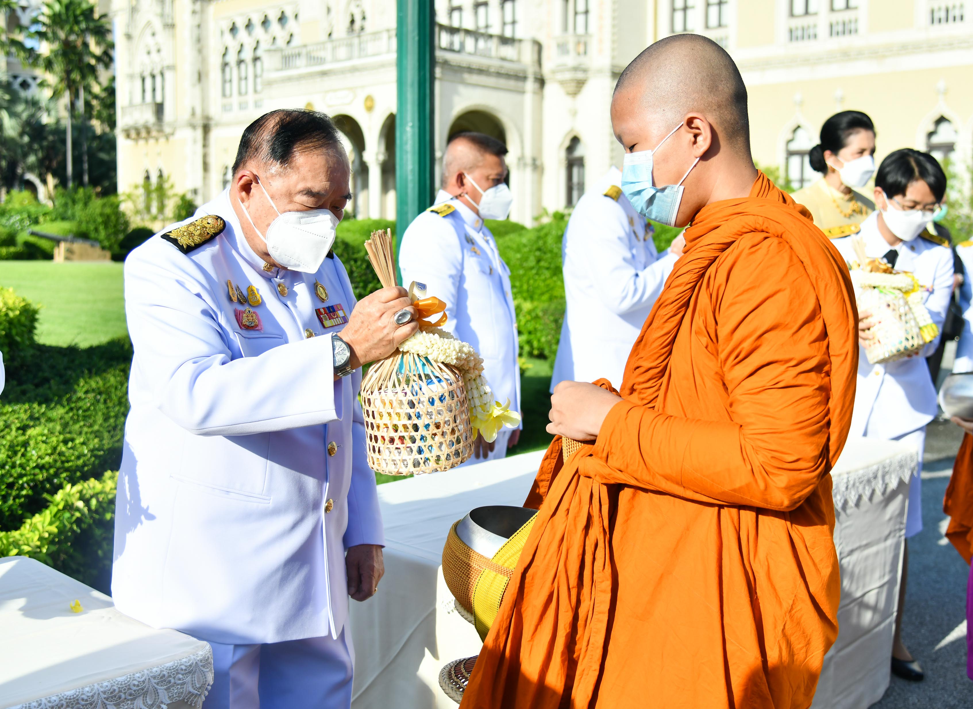 "บิ๊กป้อม" เมินตอบคำถามสื่อทั้งปมเงิน 50 ล้านหาย  "ทักษิณ" เสนอตัวแก้ยาเสพติด-สัมพันธ์ใน พปชร.