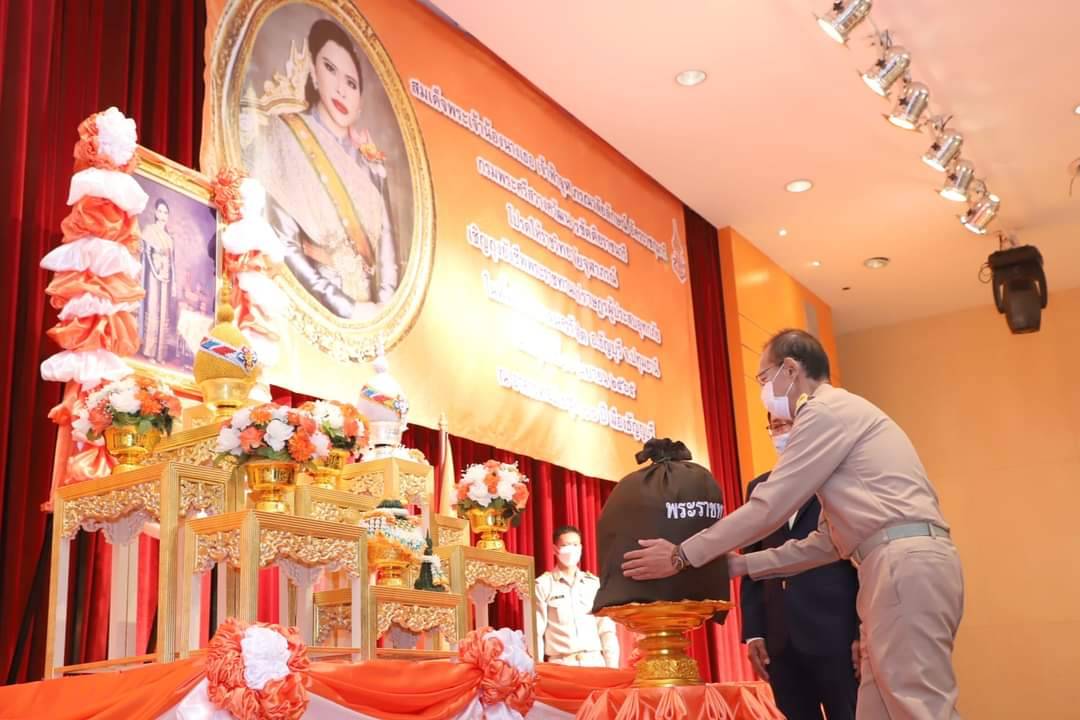 ผู้แทนพระองค์เชิญถุงยังชีพพระราชทานไปมอบให้แก่ราษฎรผู้ประสบอุทกภัยในจังหวัดปทุมธานี