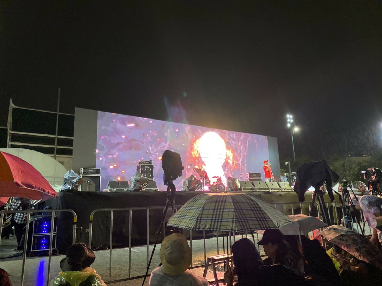 เริ่มแล้ว! เวทีม็อบเบิ้มๆ แสงสีเสียงครบ สลับปราศรัยปลุกมวลชนคึก เรือดำน้ำหมายเลข 999997 ก็มา