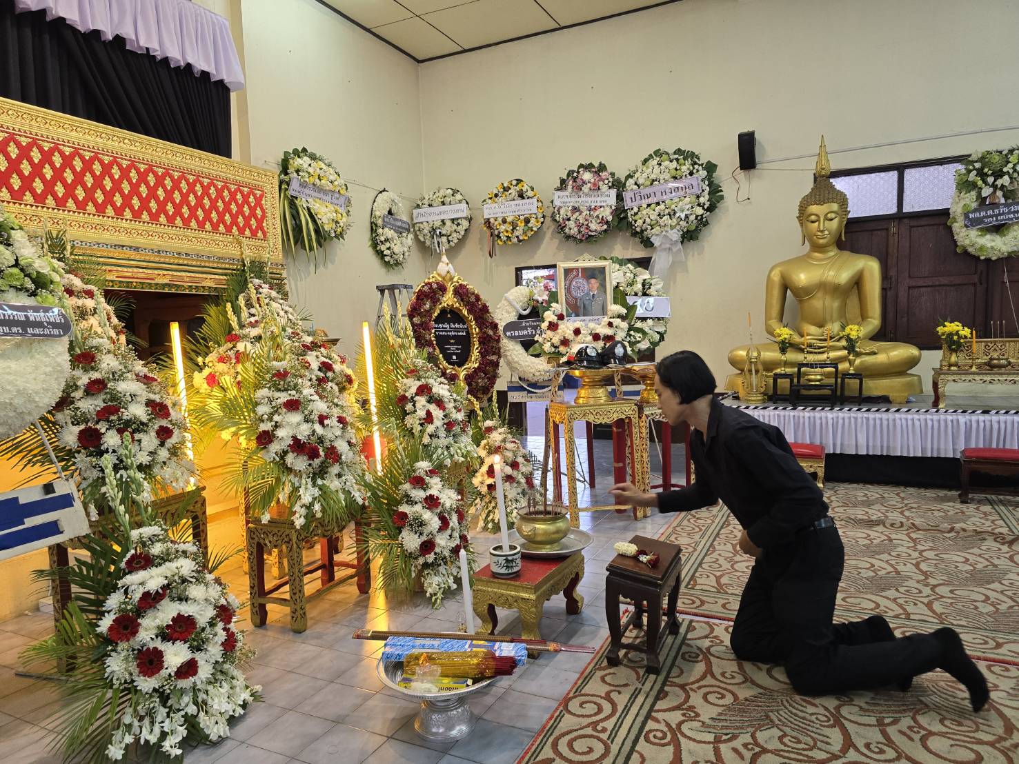 โชเฟอร์แท็กซี่เมาขับชนตำรวจขอเข้าเคารพศพที่วัดพรพระร่วงประสิทธิ์พร้อมยอมรับผิดและเสียใจกับเรื่องที่เกิดขึ้น