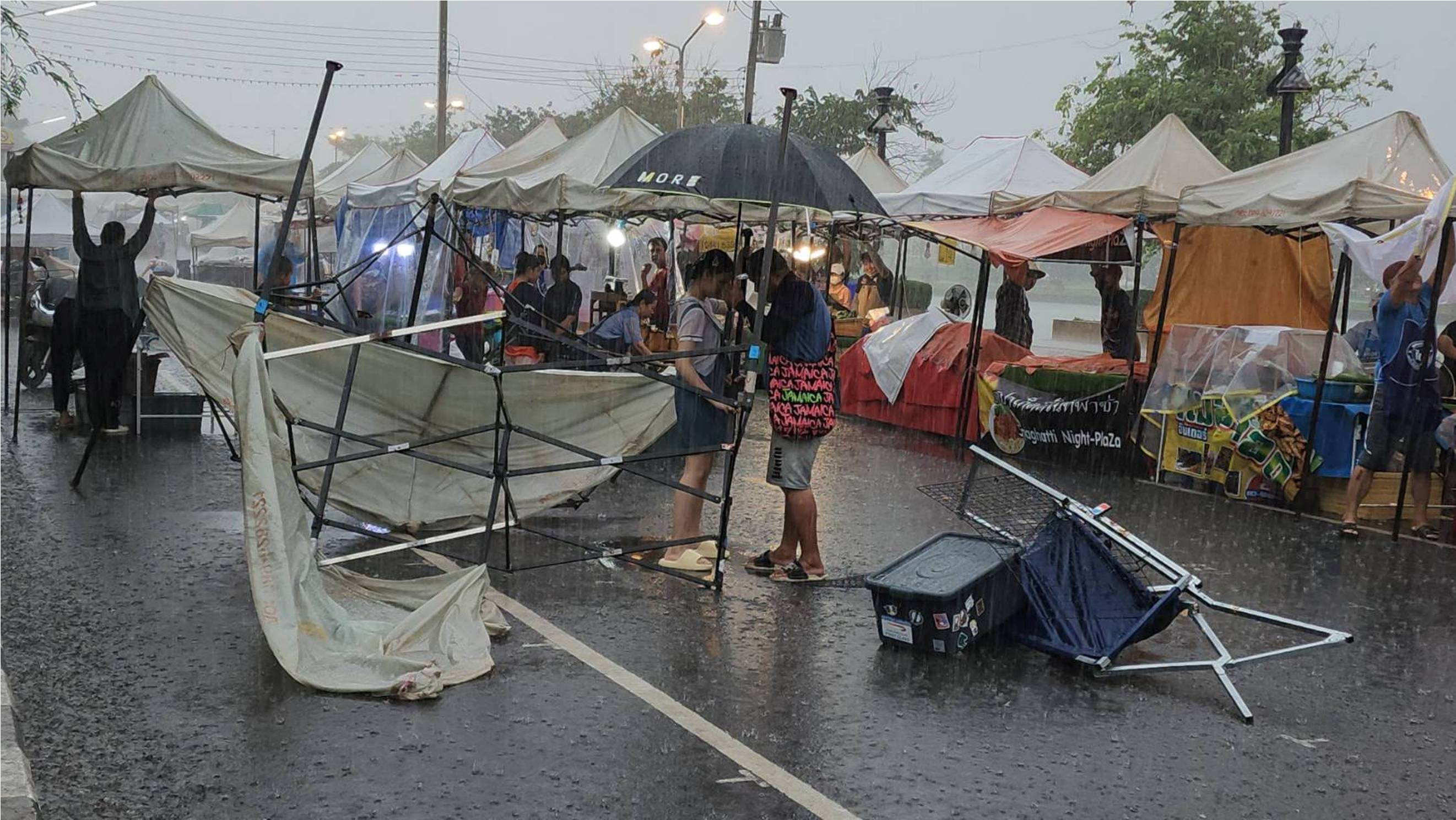 บุรีรัมย์เจอฝนถล่ม'ถนนคนเดินเซราะกราว'พ่อค้าแม่ค้าขนของหนีวุ่น  