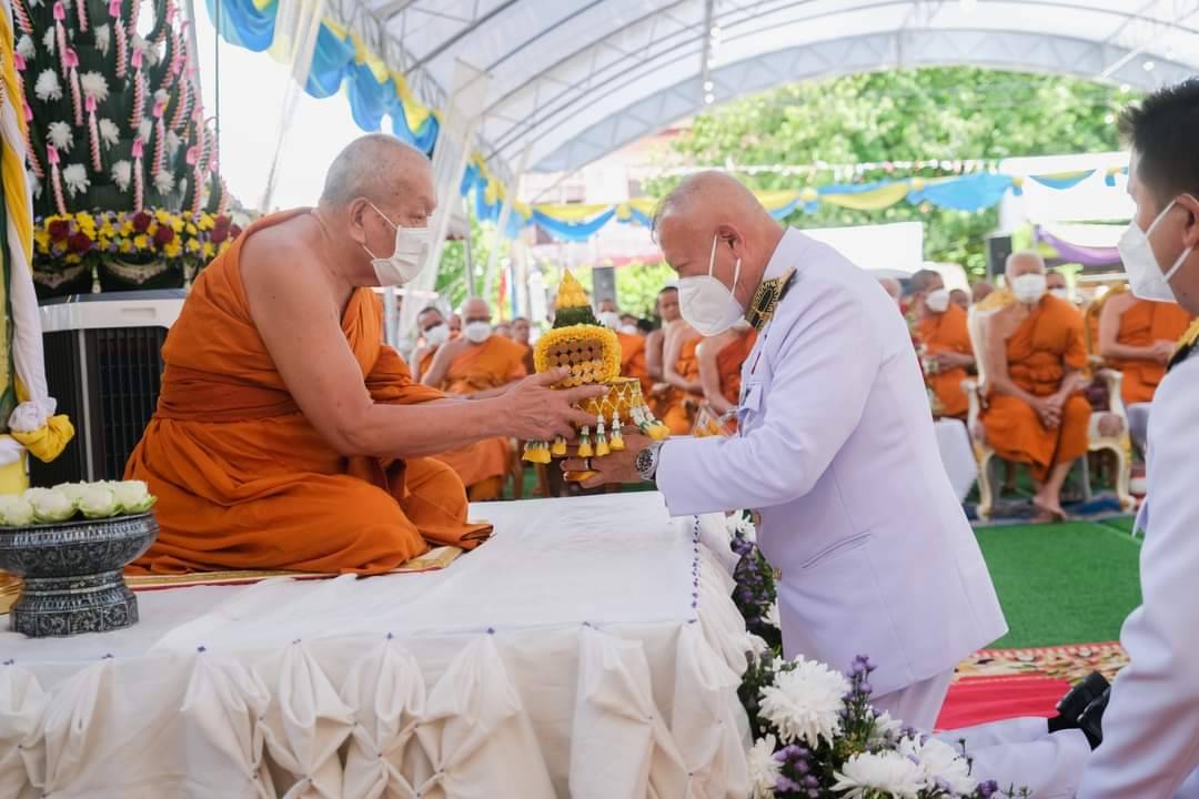 ในหลวงโปรดเกล้าฯเครื่องสักการะและเครื่องไทยธรรมพระราชทานมาถวายแด่จ้าอาวาสวัดมหาธาตุ  