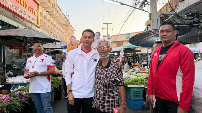 เพื่อไทยคึกคัก! “ศุภชัย นพขำ” ลุยตลาดเช้าปทุมธานี ชาวบ้านรุมล้อมฝากความหวังแก้เศรษฐกิจ–ปากท้อง
