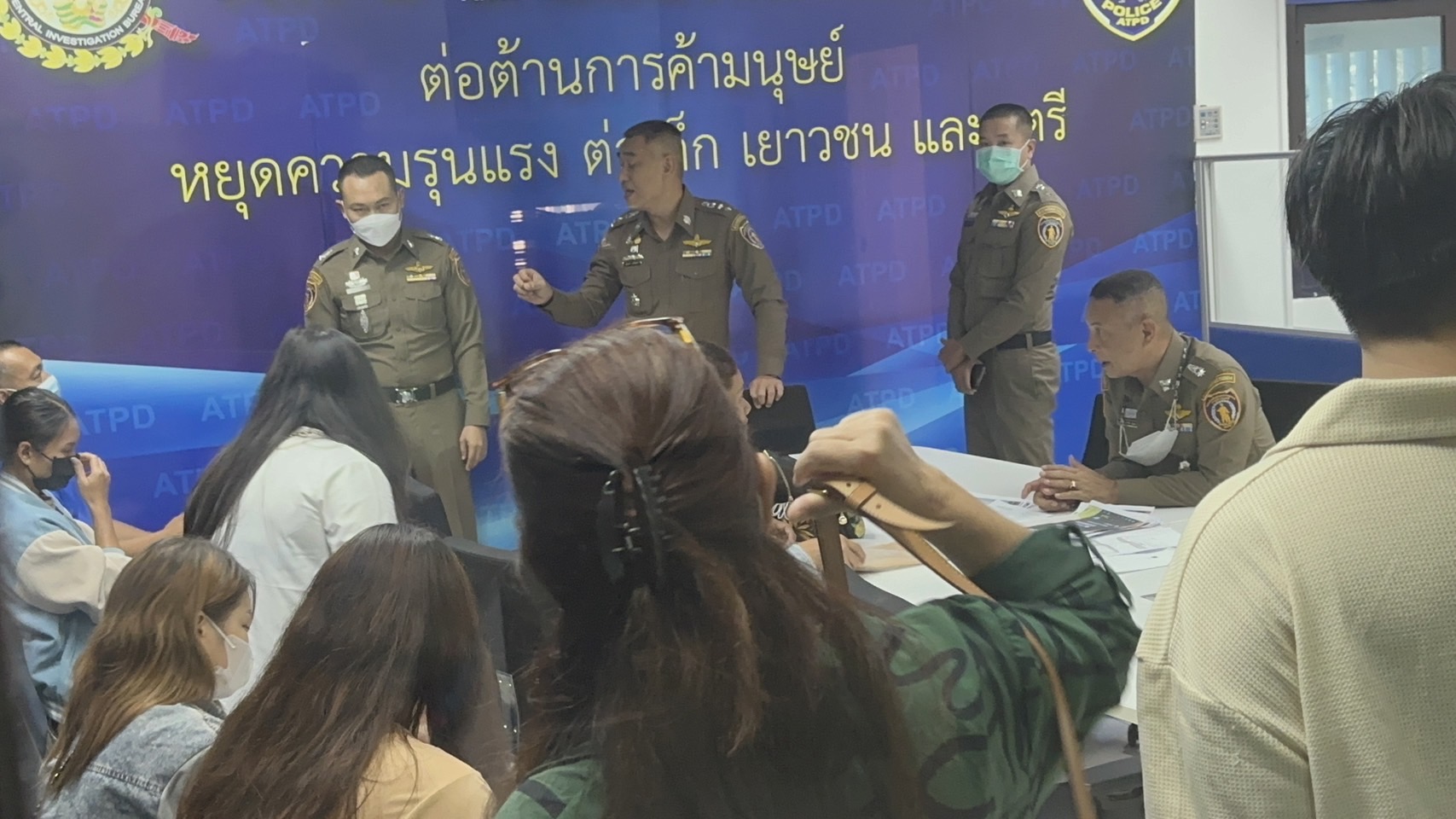  ผู้เสียหายแจ้งความ ปคม. ถูก"แก๊งป้าเมย์"หลอกไปทำงานด้านเกษตรที่ออสเตรเลีย อ้างขอวีซ่าเป็นสื่อมวลชน 